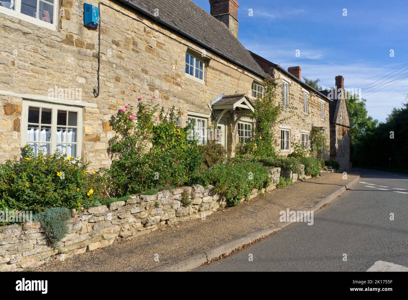 Autunno Street scena nel grazioso villaggio di Wappenham, Northamptonshire, Regno Unito Foto Stock