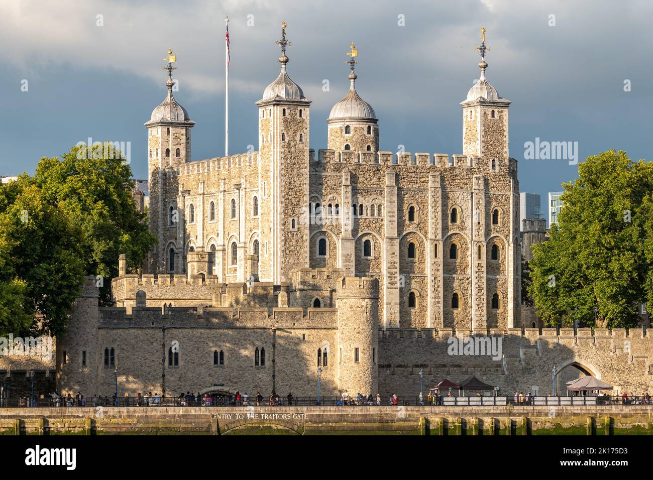 La Torre di Londra al sole della sera contro un cielo oscuro e preda. Sparato 2 giorni dopo la morte della regina Elisabetta II, bandiere non a mezza asta. Foto Stock