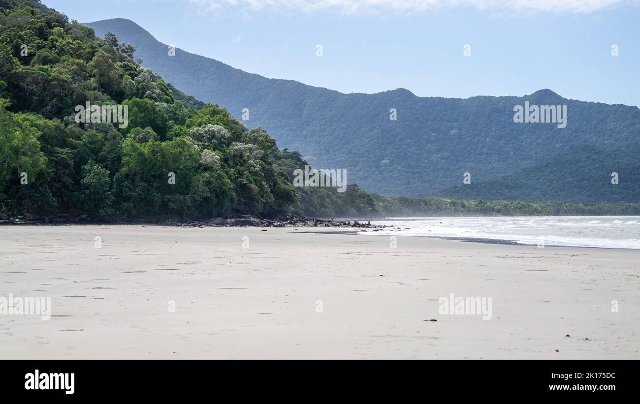 Spiaggia di Cape Tribulation nel lontano Queensland del Nord, Australia. Splendida sabbia bianca, oceano blu e l'isola tropicale vivono con lussureggiante vegetazione. Foto Stock