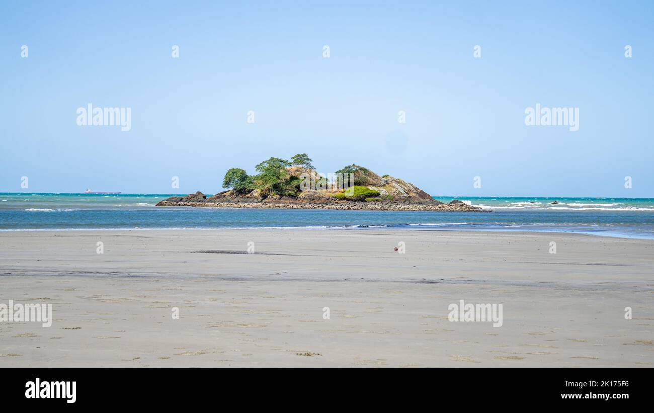Spiaggia di Cape Tribulation nel lontano Queensland del Nord, Australia. Splendida sabbia bianca, oceano blu e l'isola tropicale vivono con lussureggiante vegetazione. Foto Stock