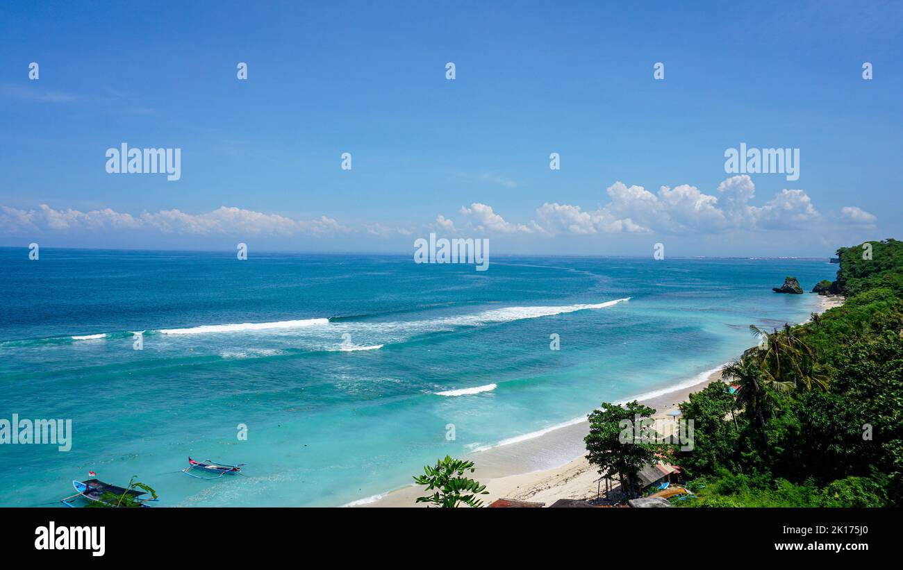 Foto paesaggistica delle splendide spiagge di Bali a Uluwatu. Le lussureggianti scogliere verdi e lo splendido oceano blu contrastano splendidamente. Foto Stock