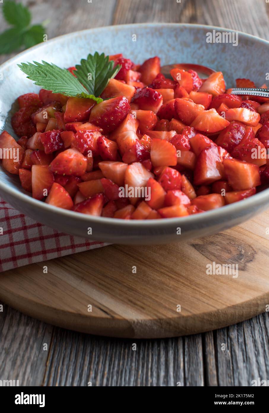 Dessert alla fragola con fragole fresche tritate e marinate in un recipiente Foto Stock