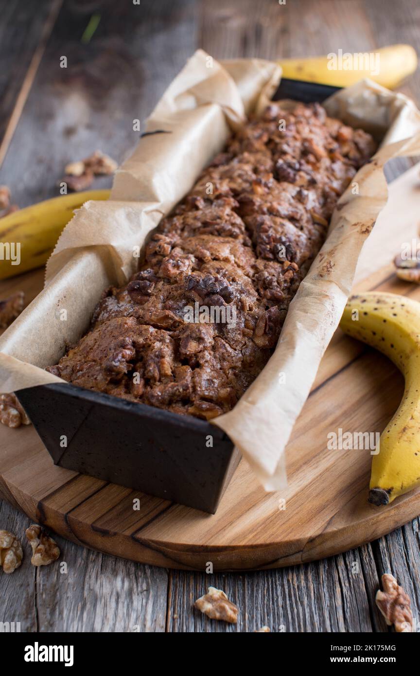 Pane di frutta con banane e noci Foto Stock