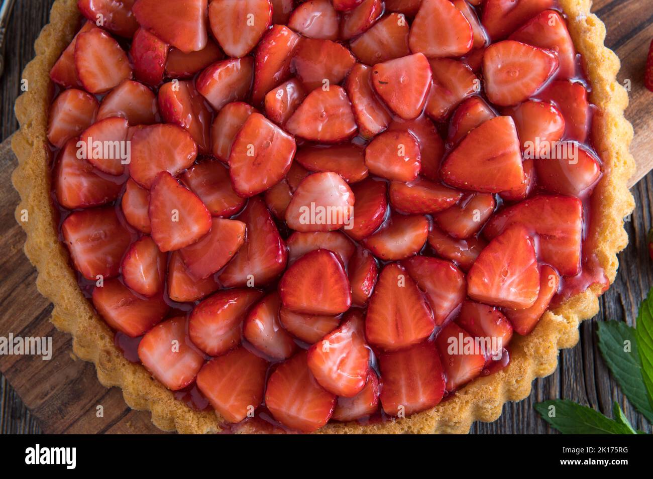 Dessert alla fragola su sfondo di legno - crostata fatta in casa con fragole fresche - primo piano Foto Stock