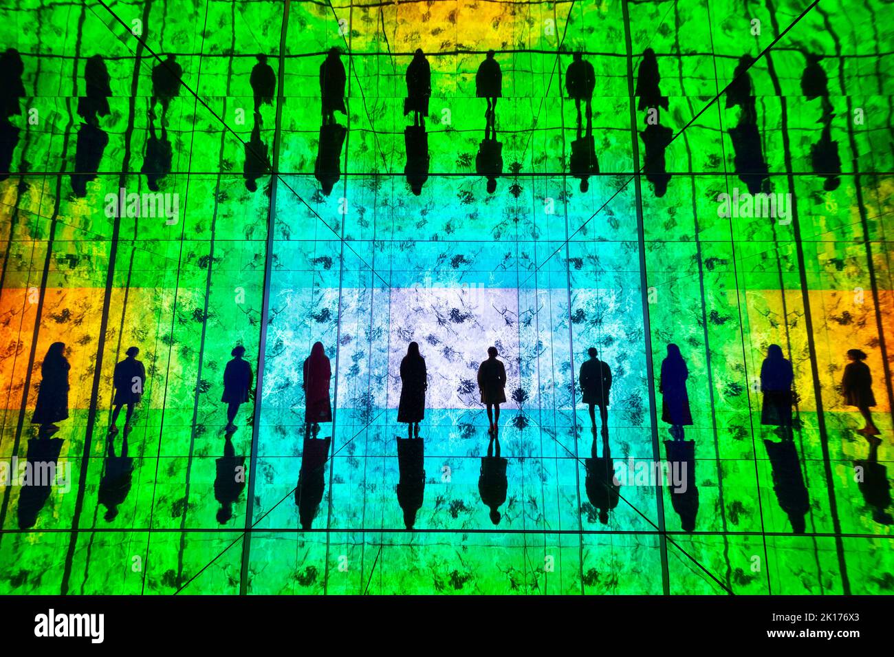 Londra, Regno Unito. 16 settembre 2022. Le persone sperimentano IN SIGHT, un'installazione su larga scala di Sony Design, in cui il comportamento del pubblico influenza la grafica e il paesaggio sonoro. Combina i sistemi di visualizzazione a LED Crystal di Sony, che hanno recentemente sostituito la tecnologia dello schermo verde in uno dei più grandi sviluppi nella produzione cinematografica, con un suono generativo, pareti in vetro trasparente e specchi. I lavori sono in mostra a Cromwell Place, South Kensington, nell'ambito del 20th London Design Festival, 17-25 settembre 2022. Credit: Stephen Chung / Alamy Live News Foto Stock