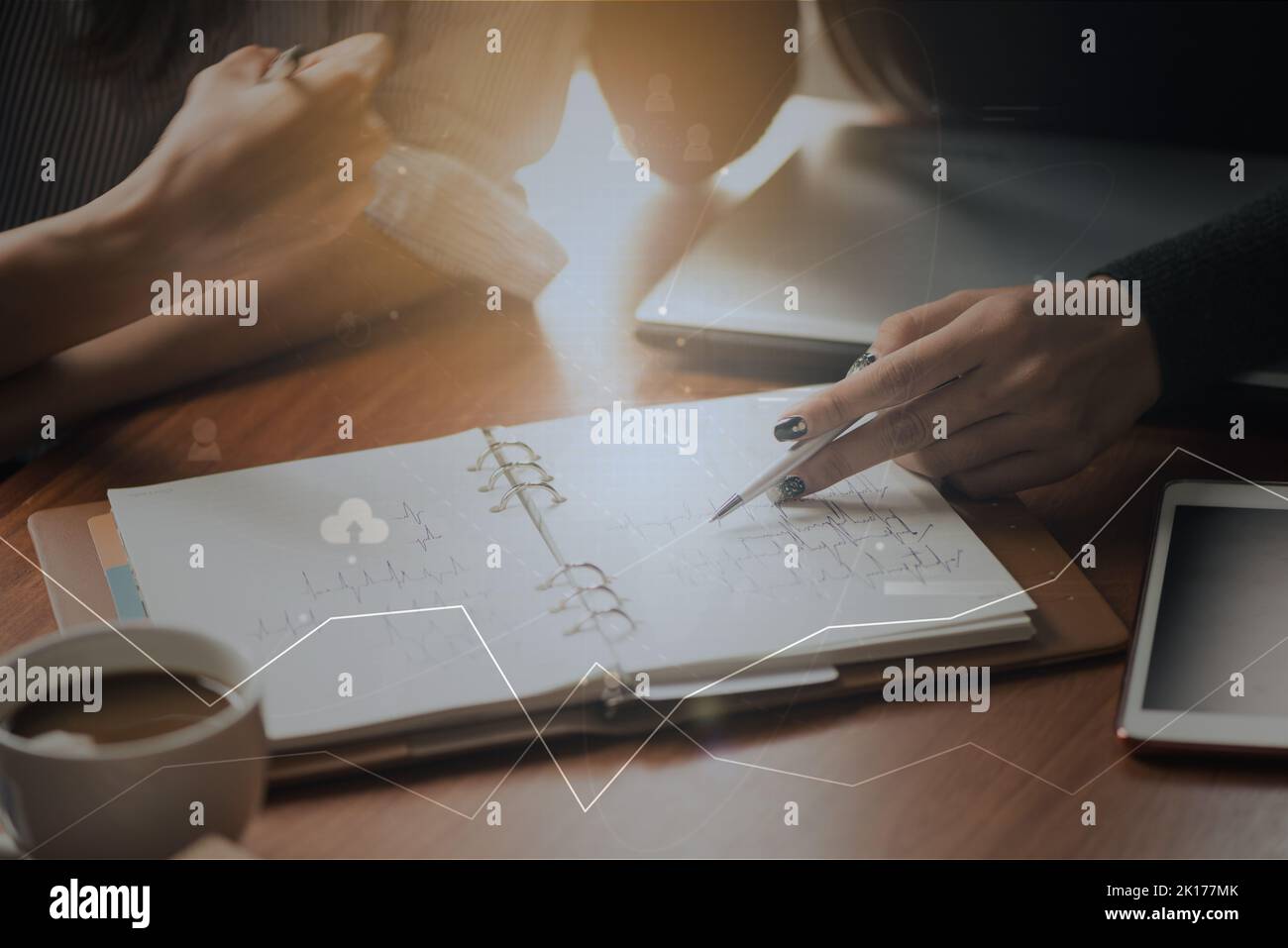 Lavoro di squadra processo. giovani i business manager personale che lavora con il nuovo progetto di avvio. labtop sulla tavola di legno, tastiera di digitazione, texting messaggio, analizzare grap Foto Stock