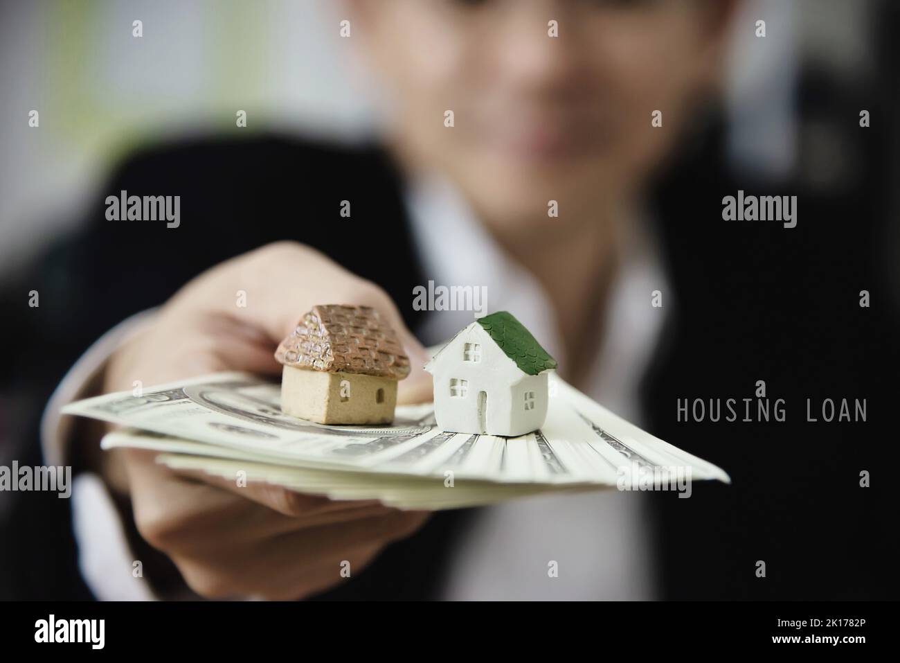 Uomo d'affari mostra denaro nota banca fare un invito piano finanziario persone per vendere o acquistare casa e auto - monetaria proprietà credito di prestito di assicurazione concetto Foto Stock