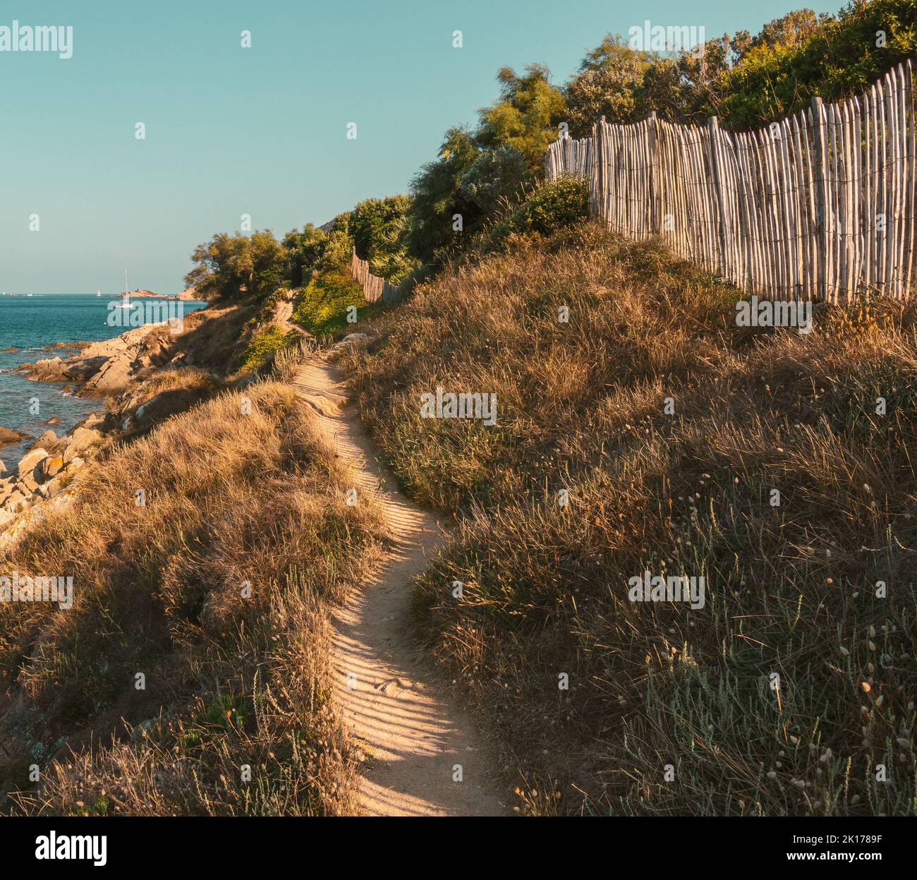 Sentiero e recinzione in legno sulla costa, escursioni sulla costa azzurra Foto Stock