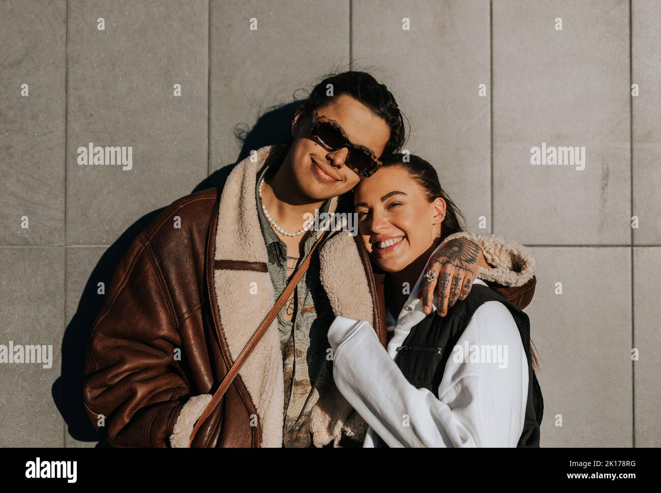 Coppia giovane in piedi insieme Foto Stock