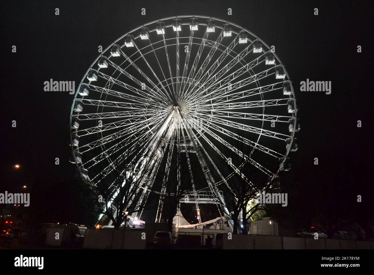 Grande ruota illuminata di notte a Brighton Sussex - luci bianche luminose - Fun Fair Ride - Christmas Fun + Entertainment - UK Foto Stock