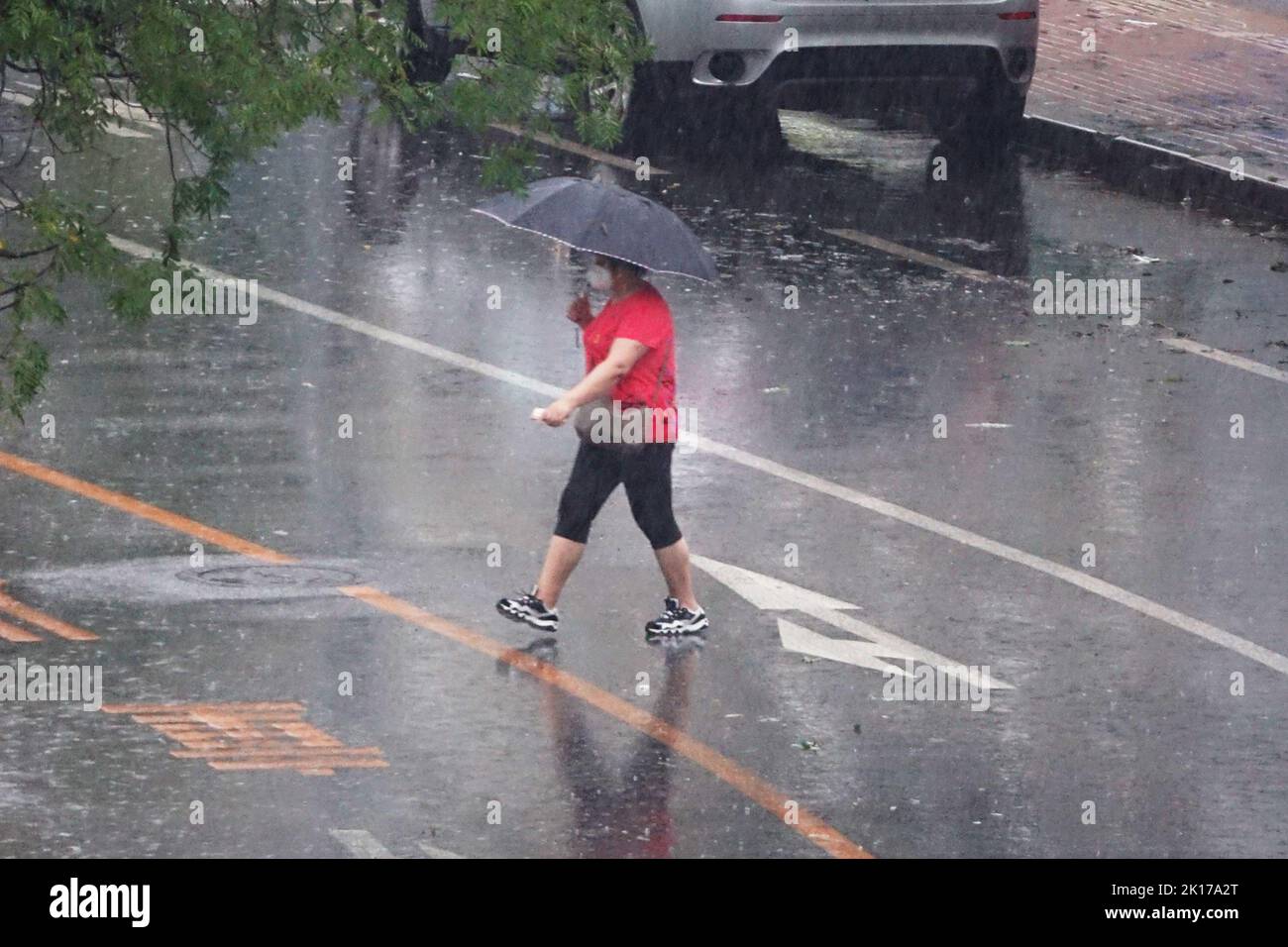 Dalian, Cina. 16th Set, 2022. Il 16 settembre 2022, i residenti di Longxin Community, Quanshui Street, Ganjingzi District, Dalian City, Liaoning Province viaggiarono nella Rain.Incorporate dal tifone n° 12 di quest'anno ''Plum Blossom'', dal 8:00 del 14 settembre al 7:00 del 16th, la pioggia media nella provincia di Dalian, Liaoning è stata di 100,2 mm, E la pioggia massima si è verificata alla Stazione meteorologica Nazionale a Dalian City, che era di 207,6 mm, la pioggia massima in un'ora era di 36,3 mm in Shilibao Street, Jinpu New District. Allo stesso tempo, l'area di Dalian e il mare circostante A. Foto Stock