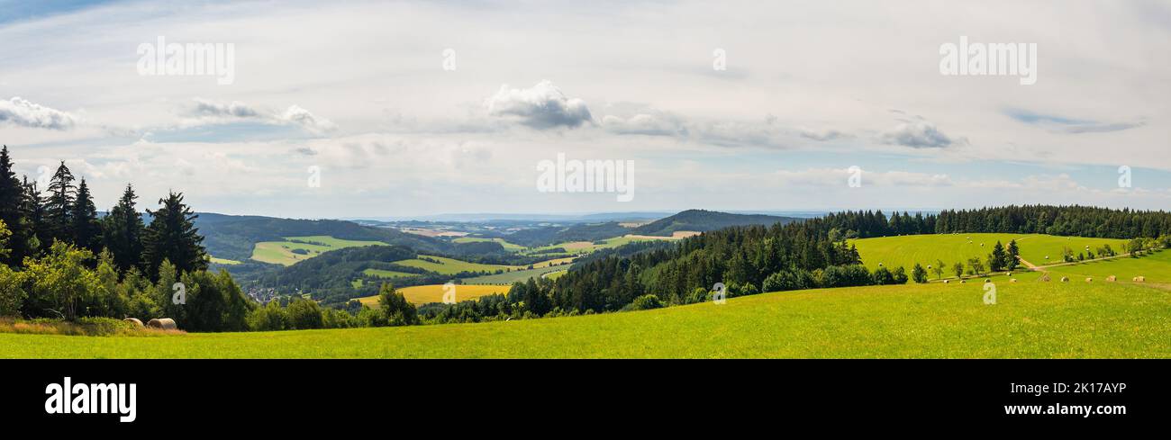 Paesaggio di campagna con collina, campo e foresta, montagne Orlicke, repubblica Ceca Foto Stock