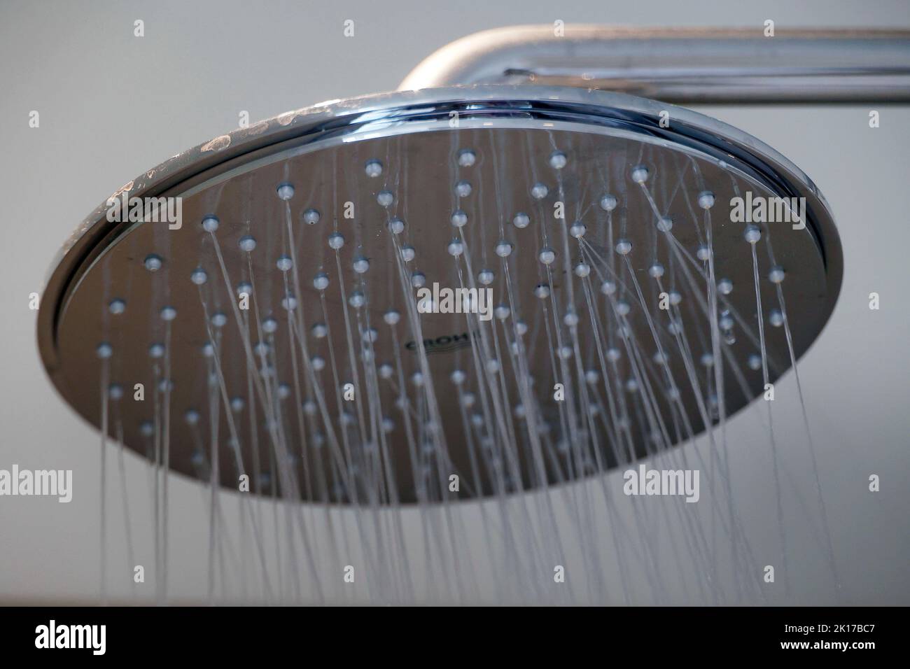 Deauville, Frankreich, 05.09.2022, Duschkopf einer Dusche mit fließenden Wasser in einem Badezimmer im Hotel Foto: Norbert Schmidt, Düsseldorf Foto Stock