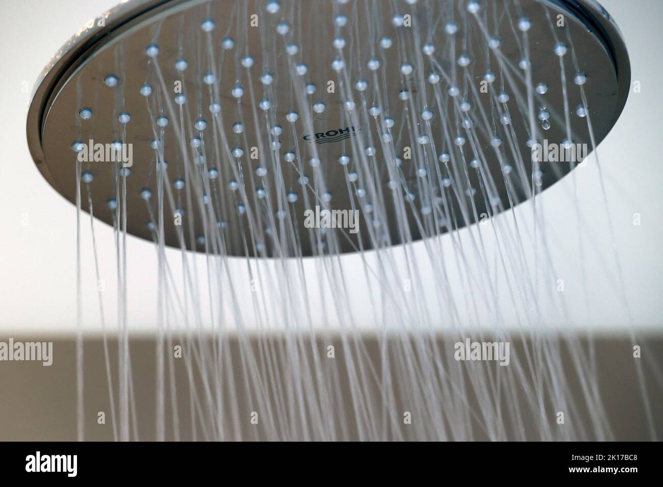 Deauville, Frankreich, 05.09.2022, Duschkopf einer Dusche mit fließenden Wasser in einem Badezimmer im Hotel Foto: Norbert Schmidt, Düsseldorf Foto Stock