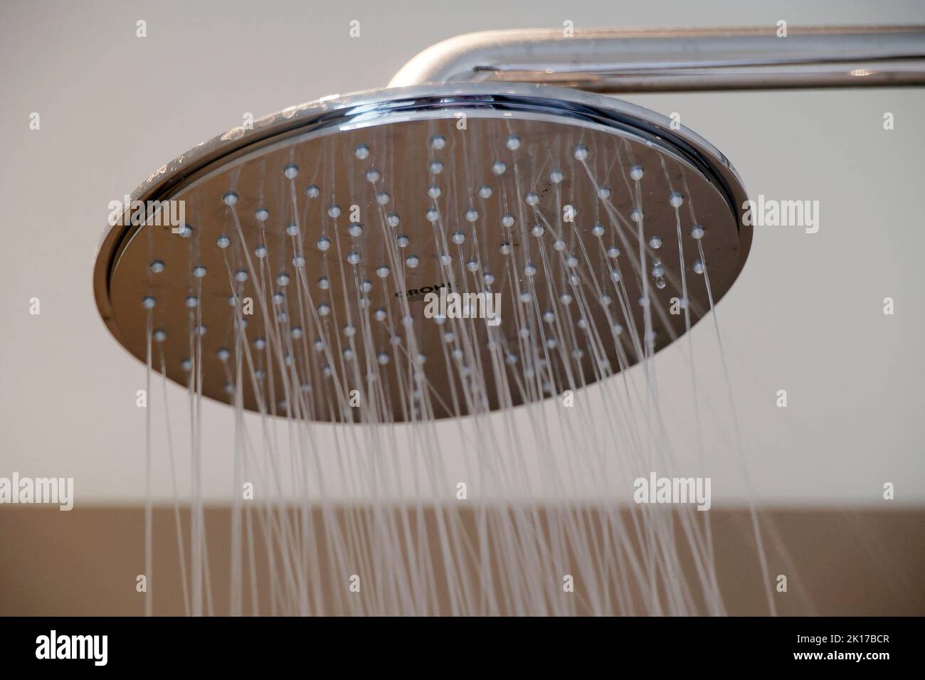 Deauville, Frankreich, 05.09.2022, Duschkopf einer Dusche mit fließenden Wasser in einem Badezimmer im Hotel Foto: Norbert Schmidt, Düsseldorf Foto Stock