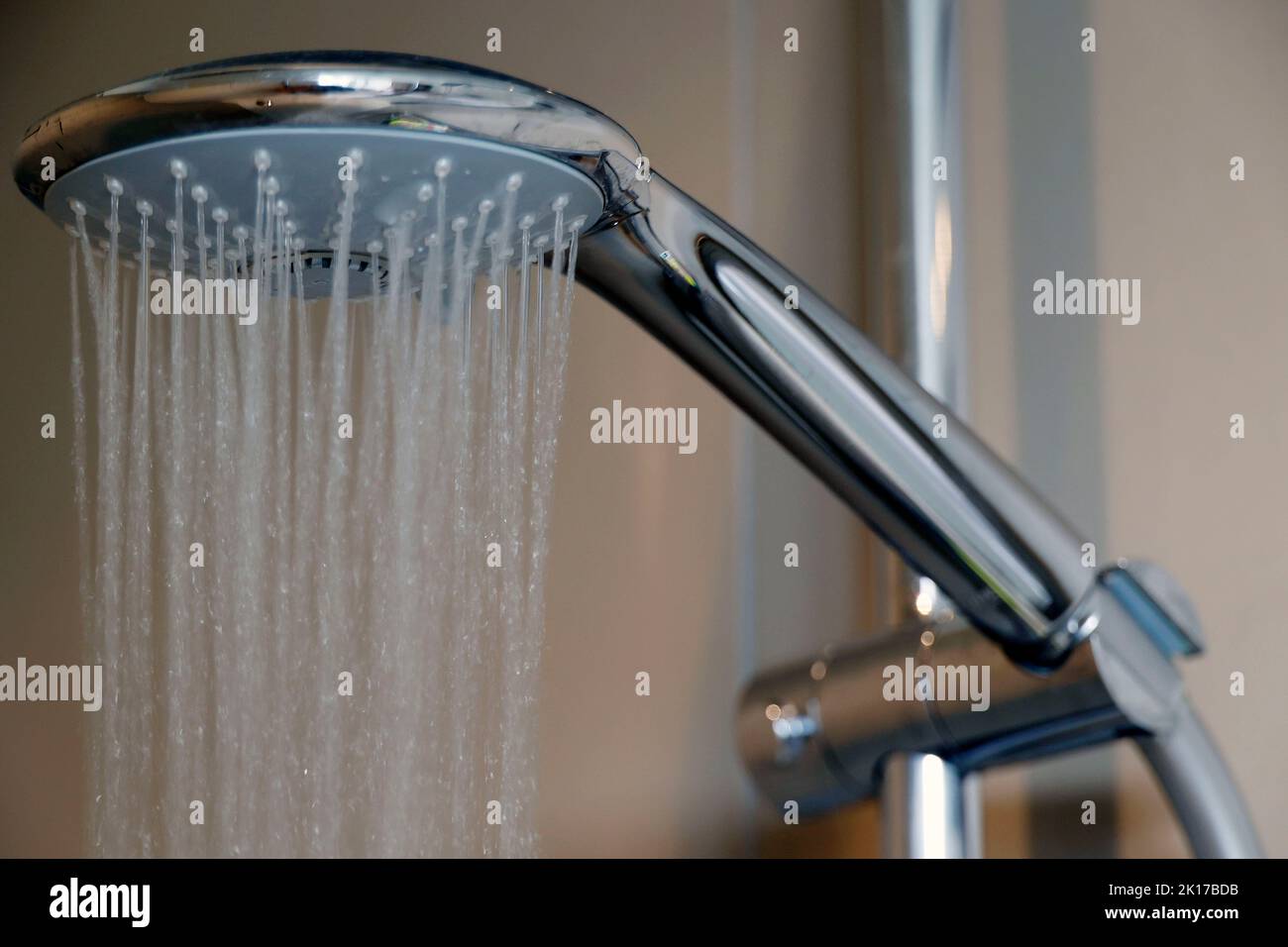 Deauville, Frankreich, 05.09.2022, Duschkopf einer Dusche mit fließenden Wasser in einem Badezimmer im Hotel Foto: Norbert Schmidt, Düsseldorf Foto Stock