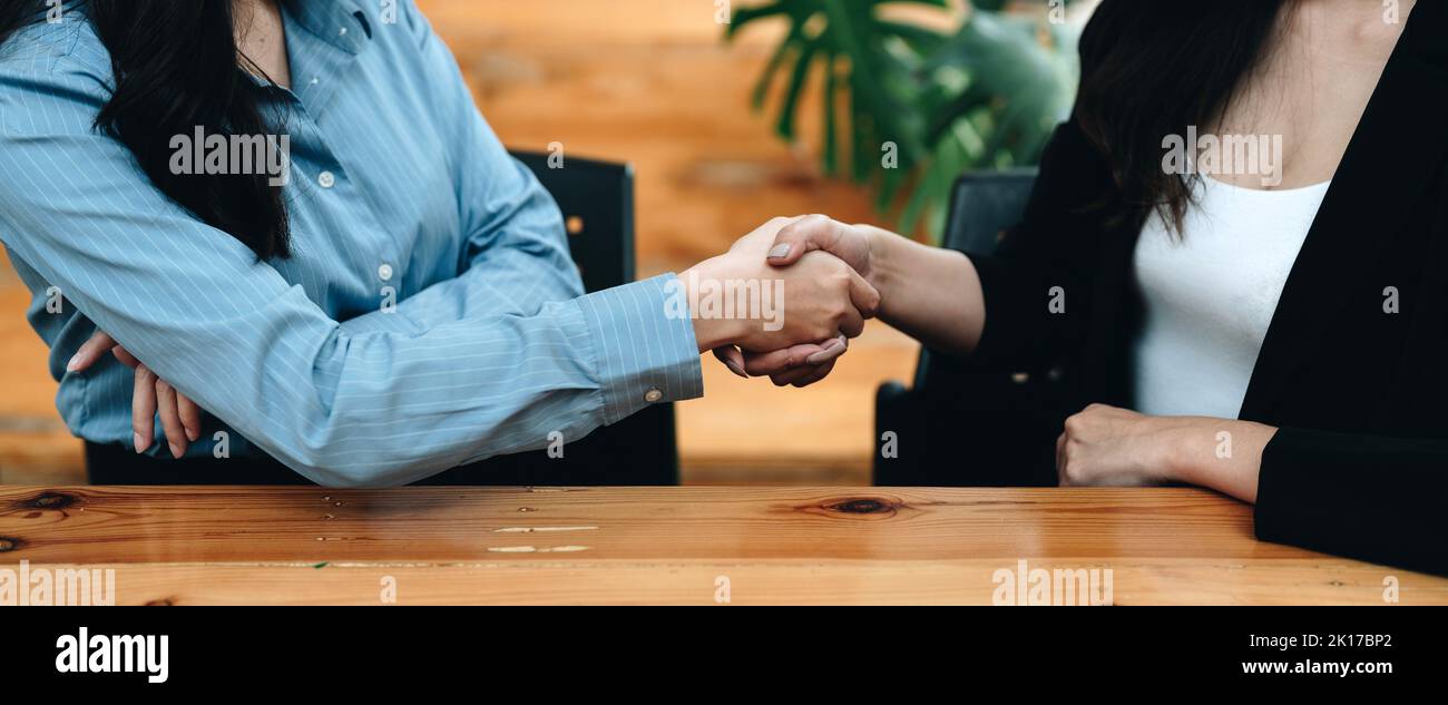 Il lavoro si muove a mani sbattenti, terminando la riunione. Uomini d'affari riusciti che si battono a mano dopo un buon affare. Foto Stock