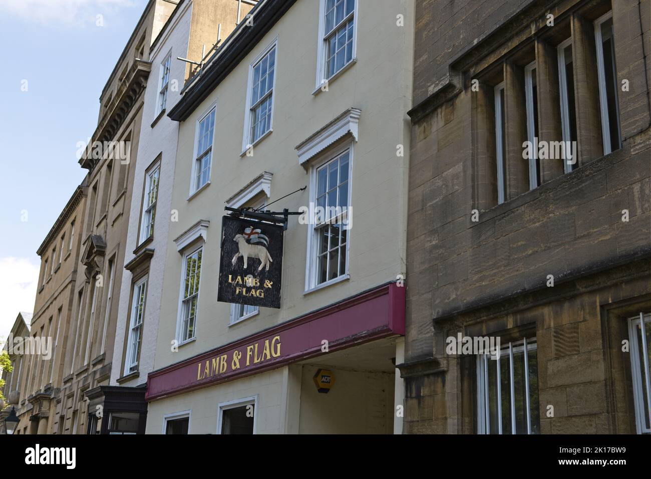 Agnello e Flag inn nel centro di Oxford sta riaprendo. I proprietari, St John's College, hanno chiuso il pub durante la pandemia del COVID. Foto Stock