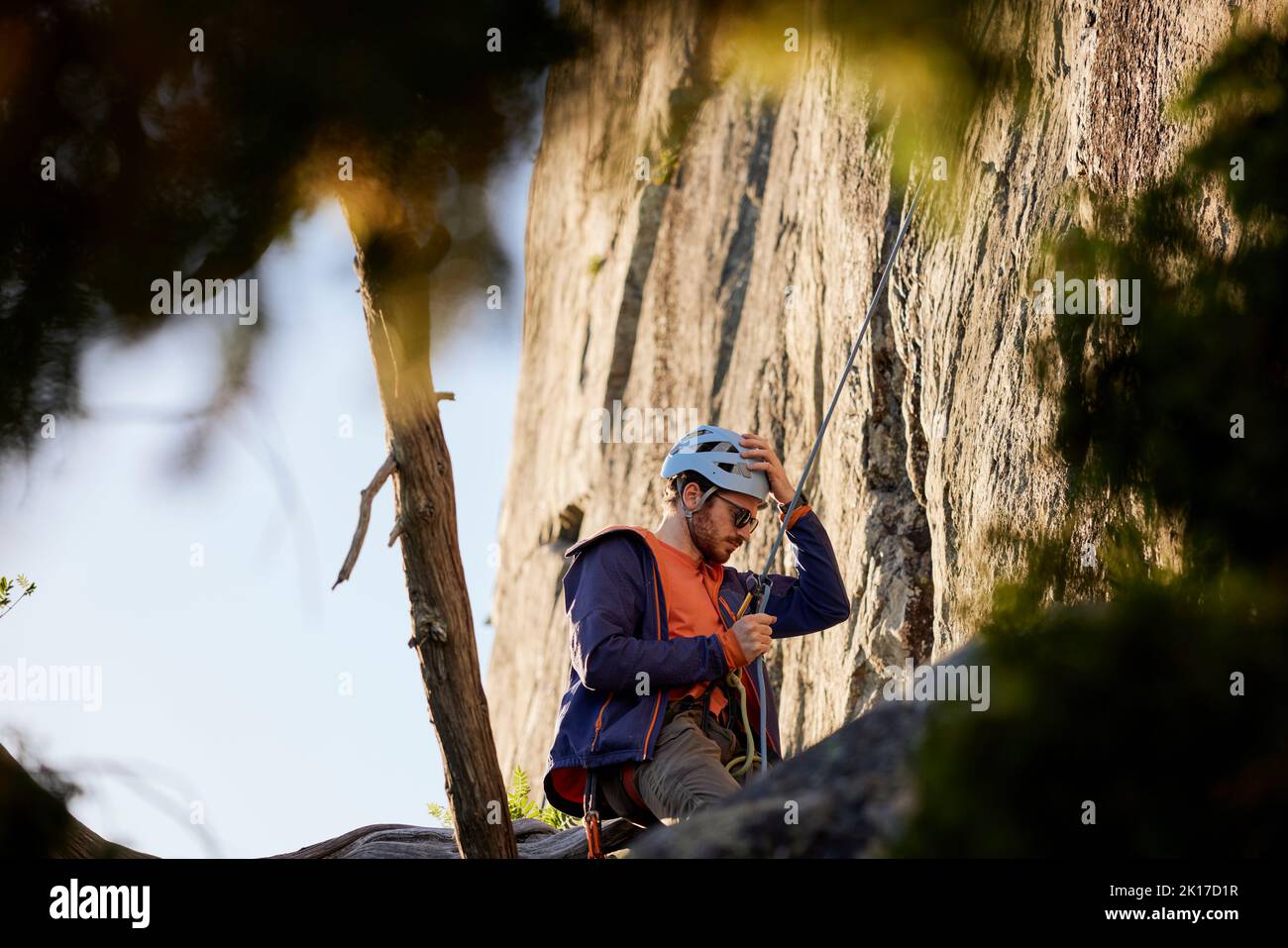 Giovane uomo palestra di roccia Foto Stock