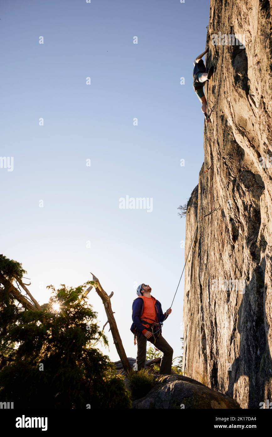Maschio scalatore belaying Foto Stock