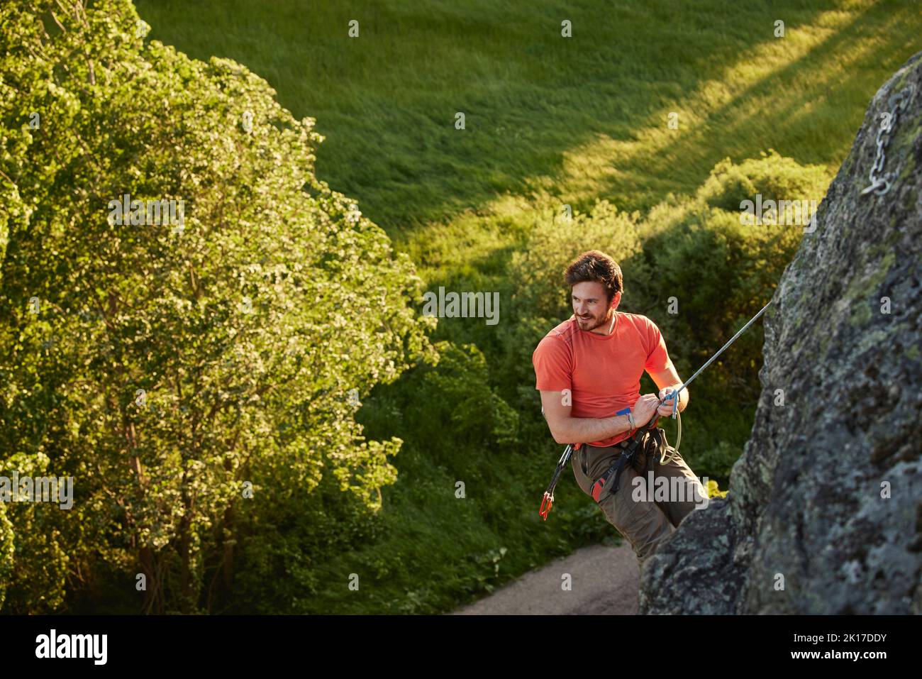 Elevato angolo di visione dell'uomo palestra di roccia Foto Stock
