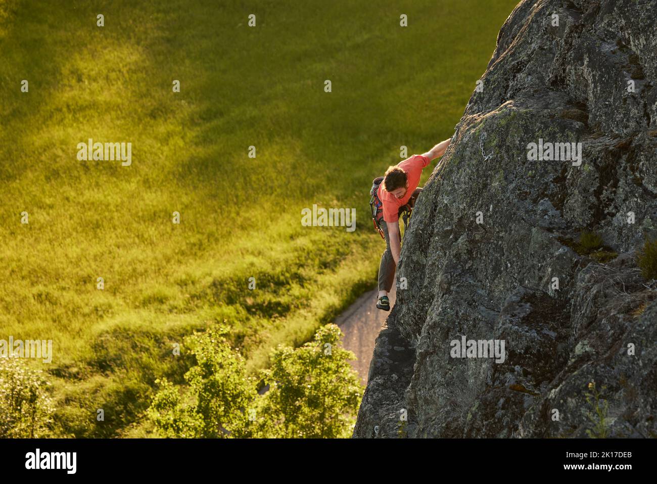 Elevato angolo di visione dell'uomo palestra di roccia Foto Stock