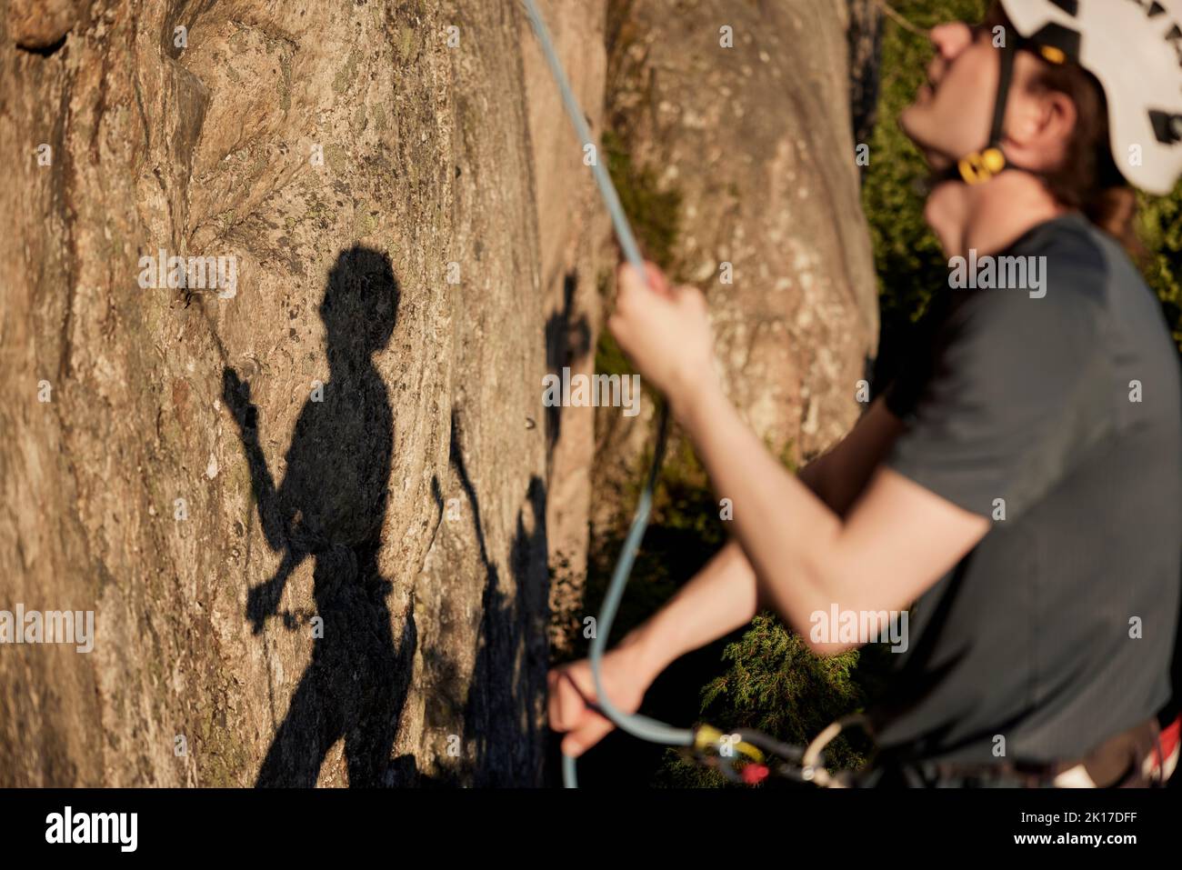 Maschio scalatore belaying Foto Stock