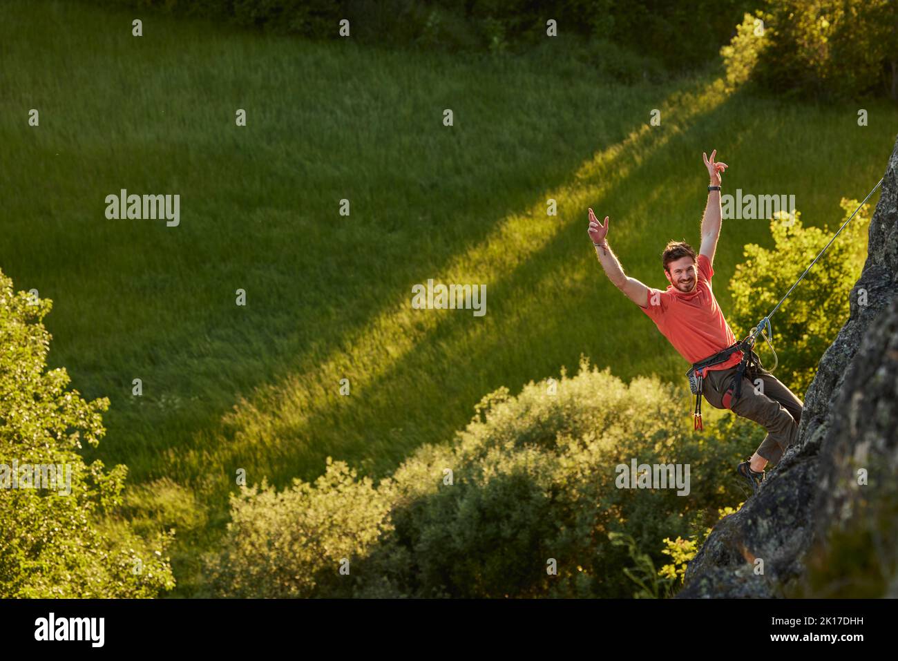 Elevato angolo di visione dell'uomo palestra di roccia Foto Stock