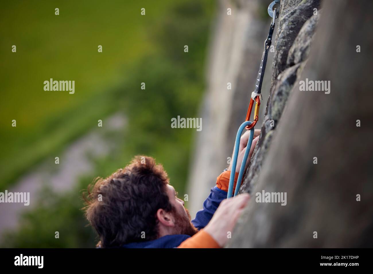 Primo piano dell'uomo arrampicata su roccia Foto Stock