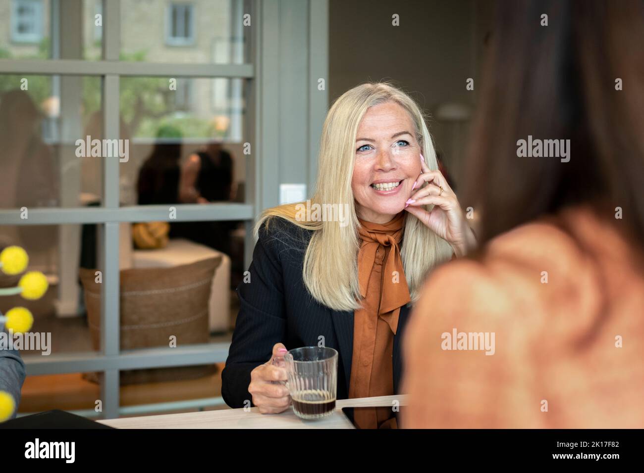 Sorridente imprenditrice avente il caffè Foto Stock