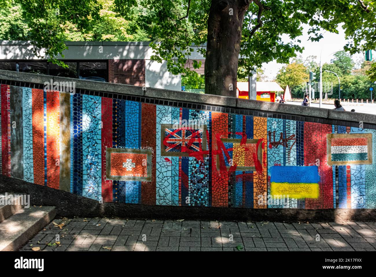 Mosaico con bandiere europee di Christine Gersch & Igor Jerschov su scala dalla U-bahn Blaschkoallee al parco, Britz, Neukölln, Berlino, Foto Stock