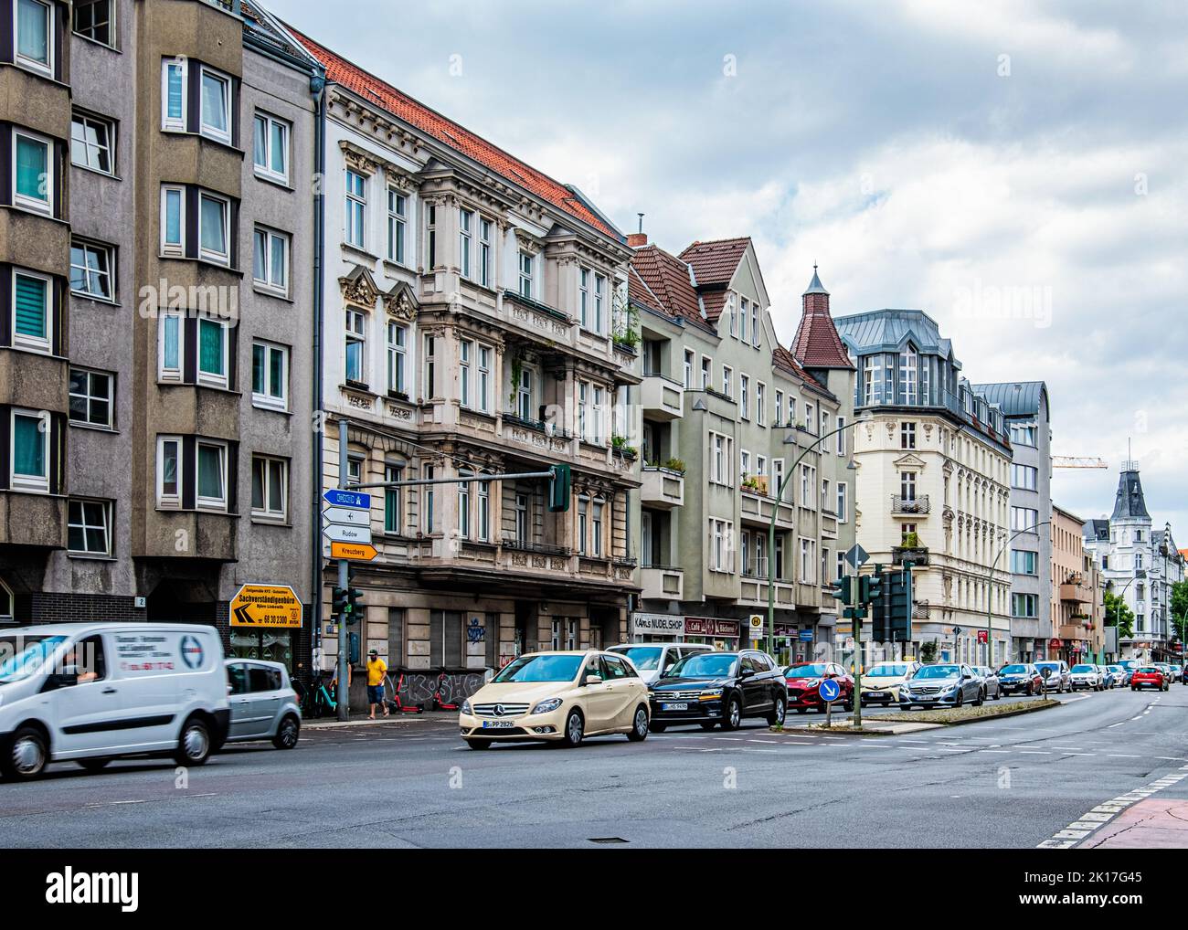 Vista sulla strada, vecchi edifici di appartamenti e negozi a Buschkrugallee, Britz, Berlino Foto Stock