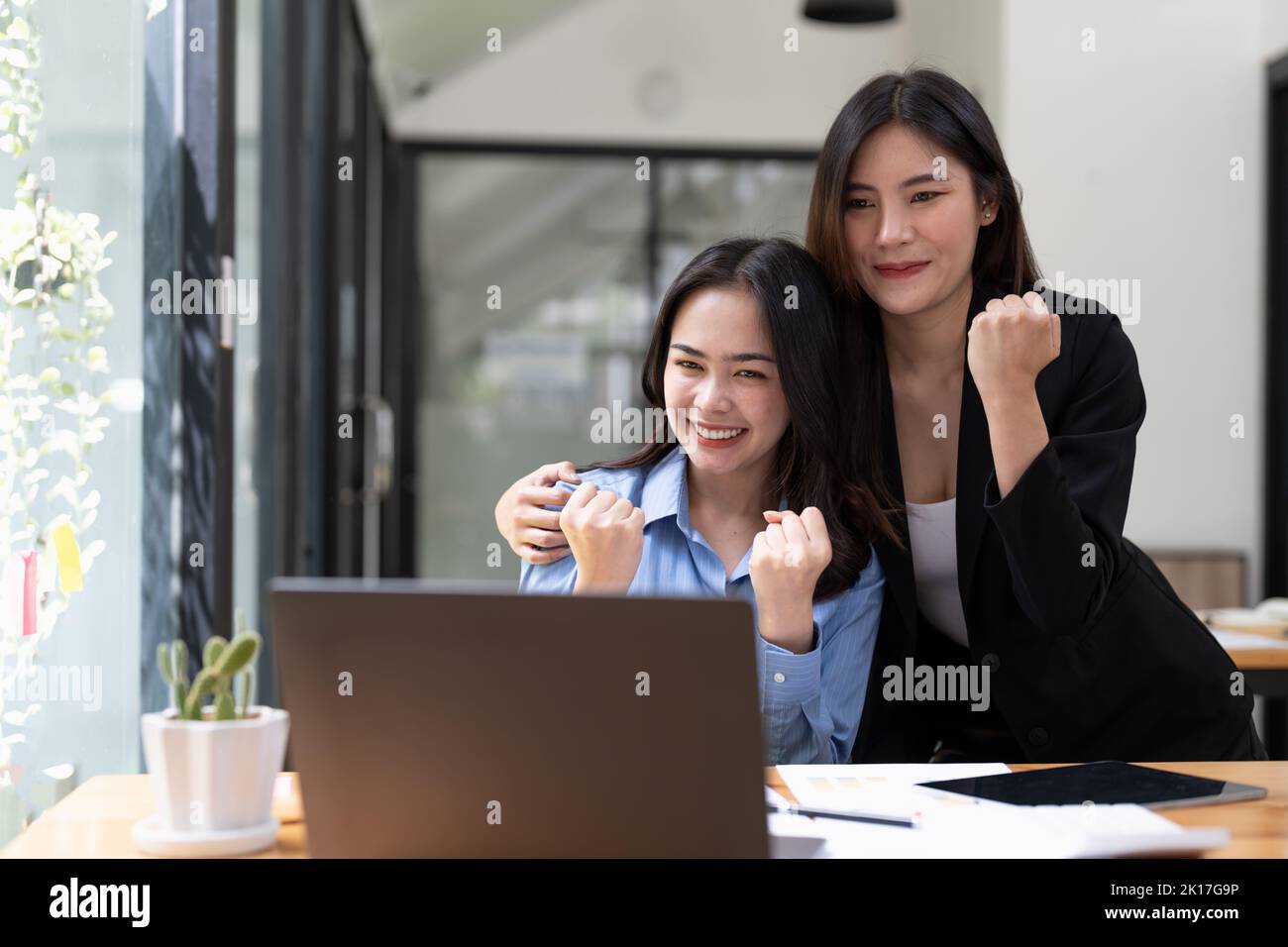 Gruppo di giovani Asian business team creativi businessspeople collega in ufficio felice di essere successo partnership lavoro di squadra che celebra il successo e. Foto Stock