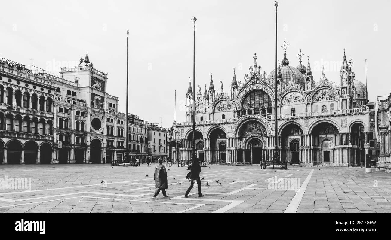 Pochissime persone camminano nella famosa Piazza San Marco a Venezia, in Italia durante il blocco Foto Stock