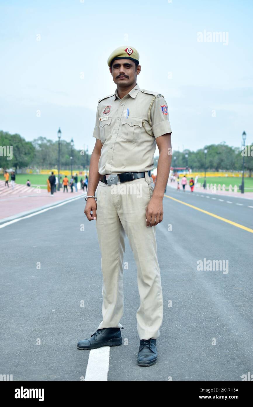 New Delhi, India - 14 settembre 2022 : Ritratto completo della polizia di Delhi Constable alla strada del cancello dell'India Foto Stock