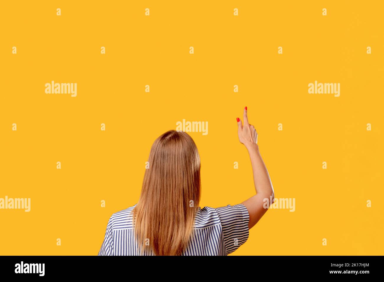 Guida informativa. Rilevamento delle risposte. Idea di soluzione. Motivazione della conoscenza. Curiosa donna che legge un testo invisibile virtuale che punta isolato su oran Foto Stock
