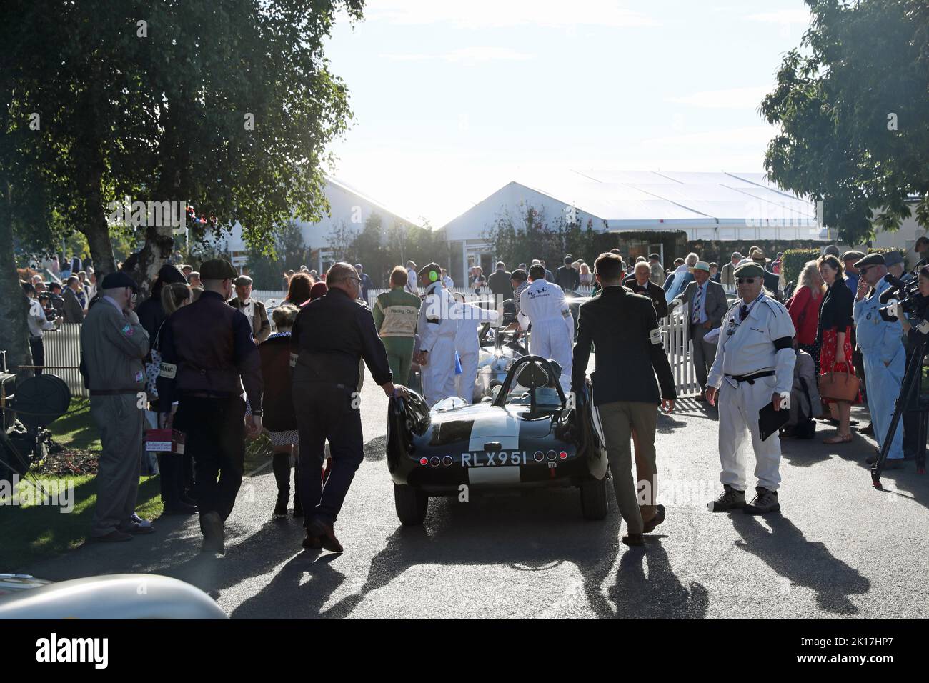 Goodwood, West Sussex, Regno Unito. 16th settembre 2022. Le vetture si preparano per la sessione prattiva del Freddie March Memorial Trophy al Goodwood Revival di Goodwood, West Sussex, UK. © Malcolm Greig/Alamy Live News Foto Stock