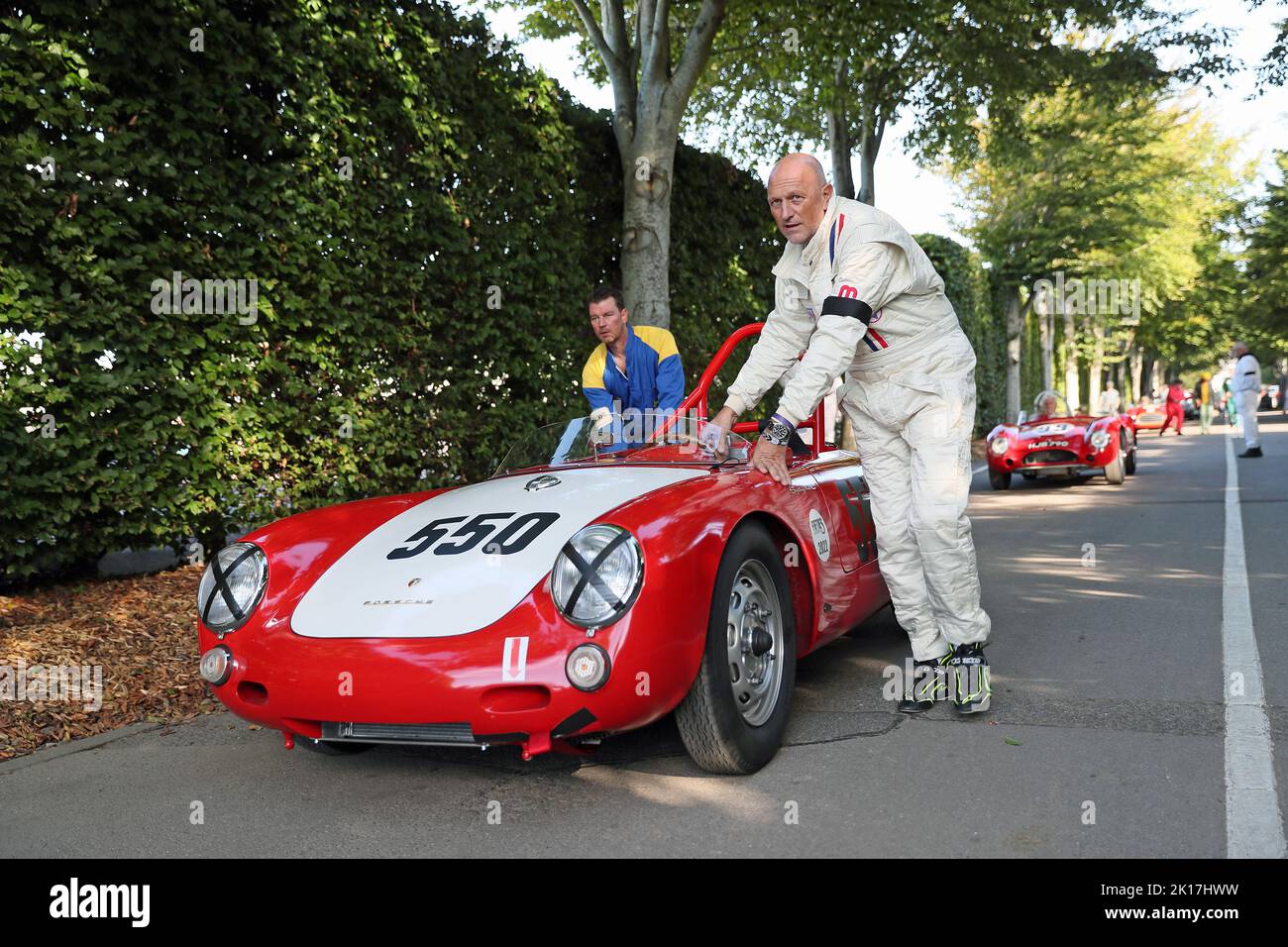 Goodwood, West Sussex, Regno Unito. 16th settembre 2022. Le auto si preparano per la sessione di pratica del Trofeo Freddie Memorial March, con braccialetti neri in rimebrance della Regina Elisabetta II alla Goodwood Revival di Goodwood, West Sussex, UK. © Malcolm Greig/Alamy Live News Foto Stock