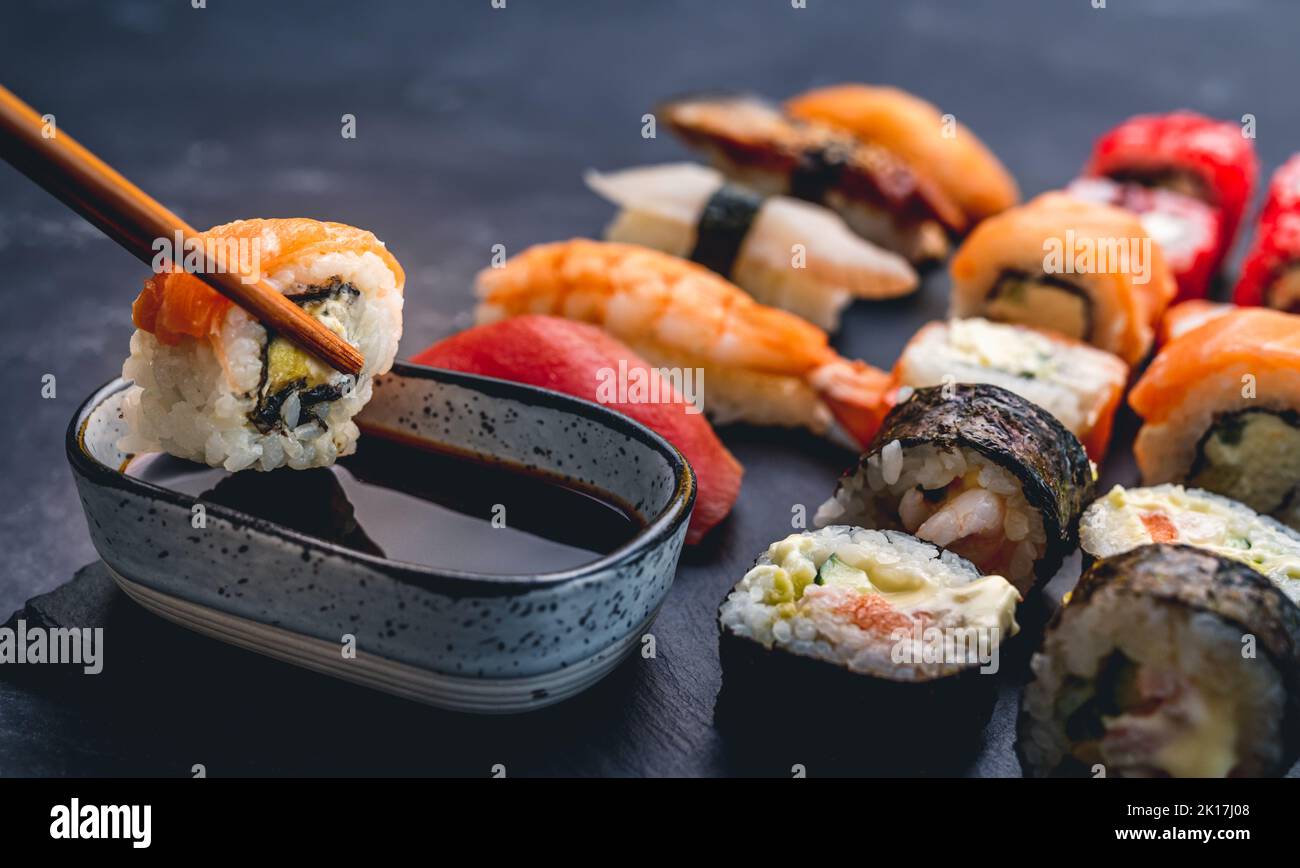 Set di sushi maki colorati Foto Stock