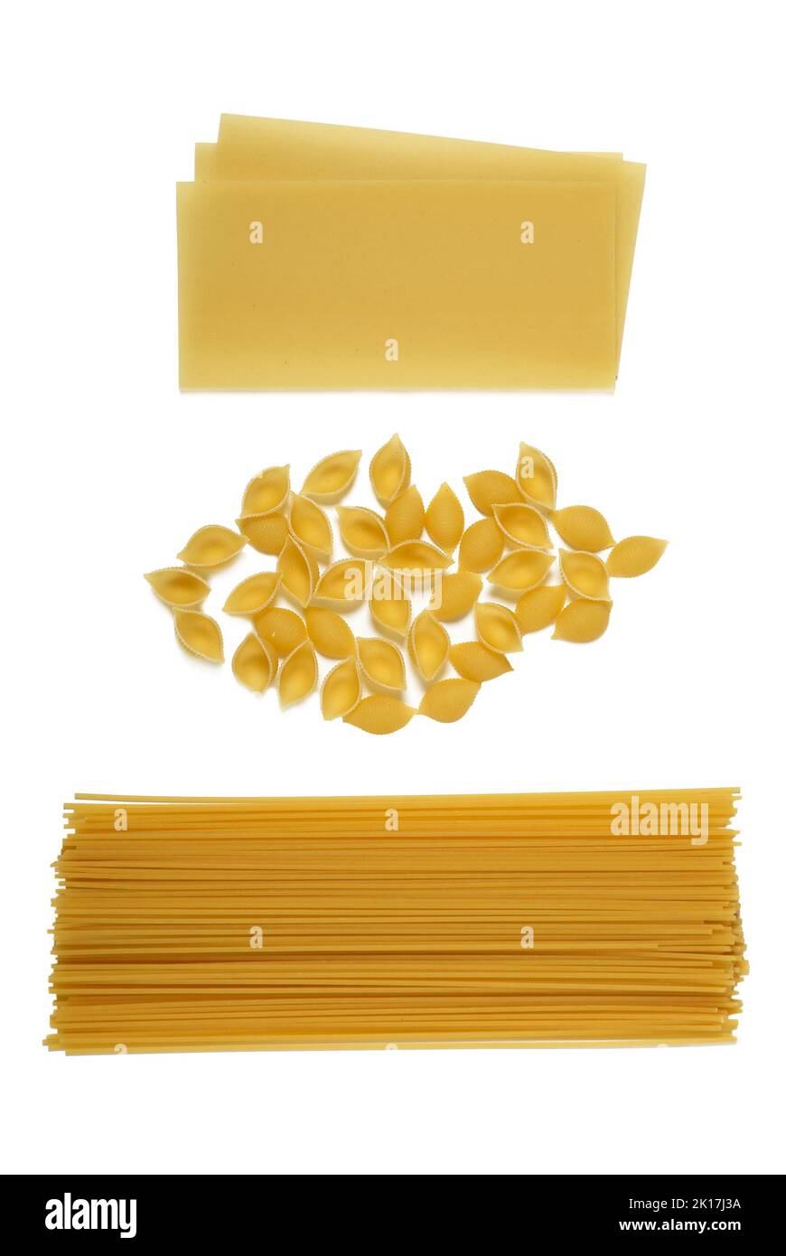 Tre diversi tipi di pasta cruda su fondo bianco spaghetti lasagne fogli conchiglie Foto Stock