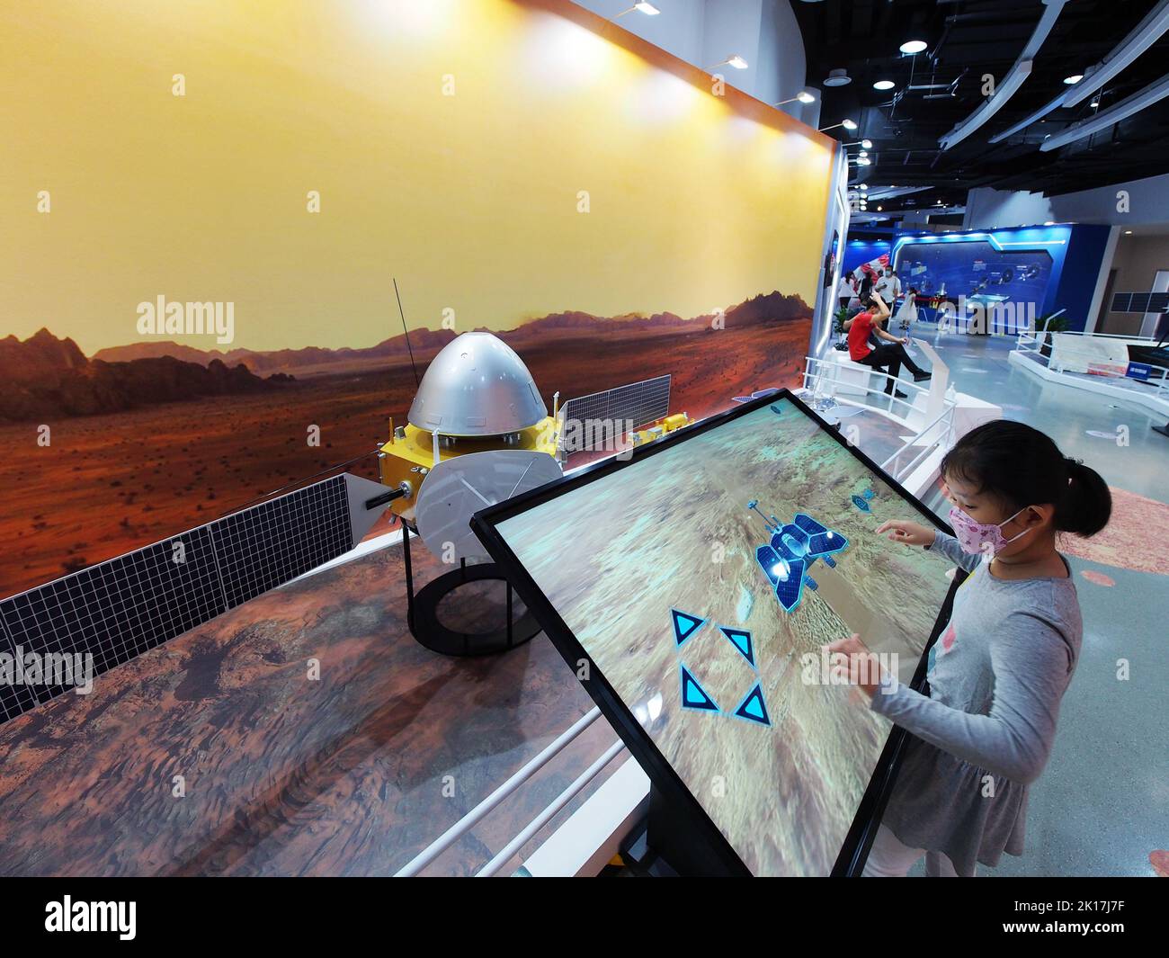 PECHINO, CINA - 16 SETTEMBRE 2022 - i bambini sperimentano la scena di lavoro dello Zhurong Mars rover attraverso uno schermo interattivo presso il Science Center Foto Stock