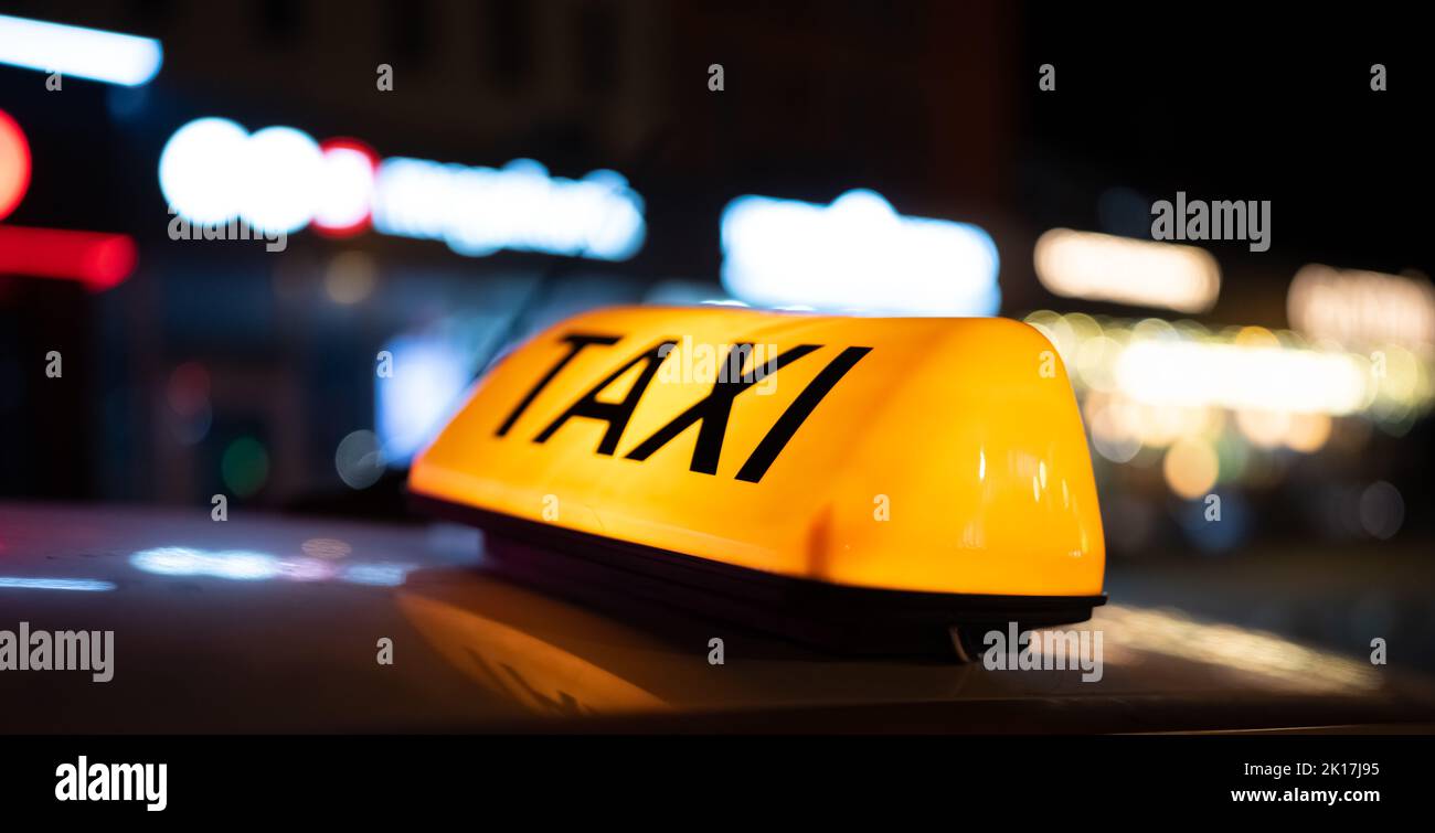 Il segnale del taxi si trova sulla strada Foto Stock