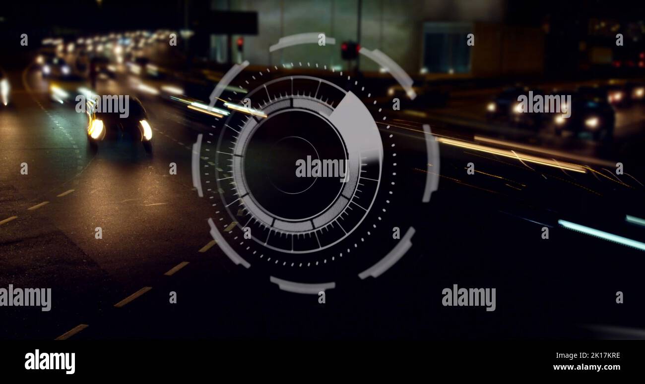 Immagine di interfaccia con elaborazione dati contro la vista aerea del traffico cittadino di notte Foto Stock