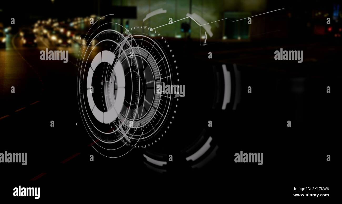 Immagine di interfaccia con elaborazione dati contro la vista aerea del traffico cittadino di notte Foto Stock