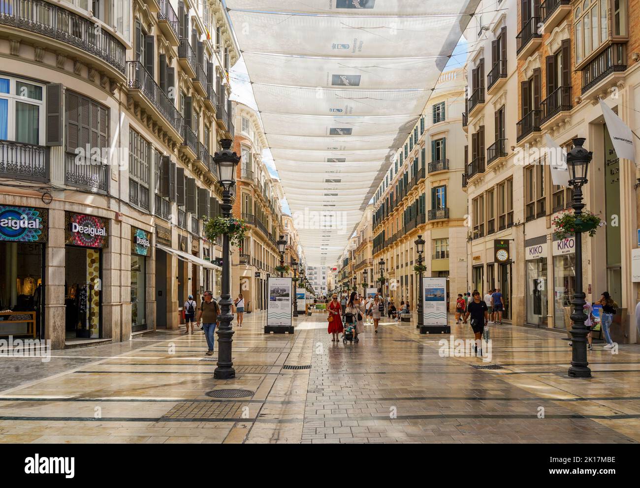 Malaga Spagna. Calle Marqués de Larios Malaga, strada principale pedonale, coperta di ombrelloni, Malaga, Andalusia, Spagna. Foto Stock