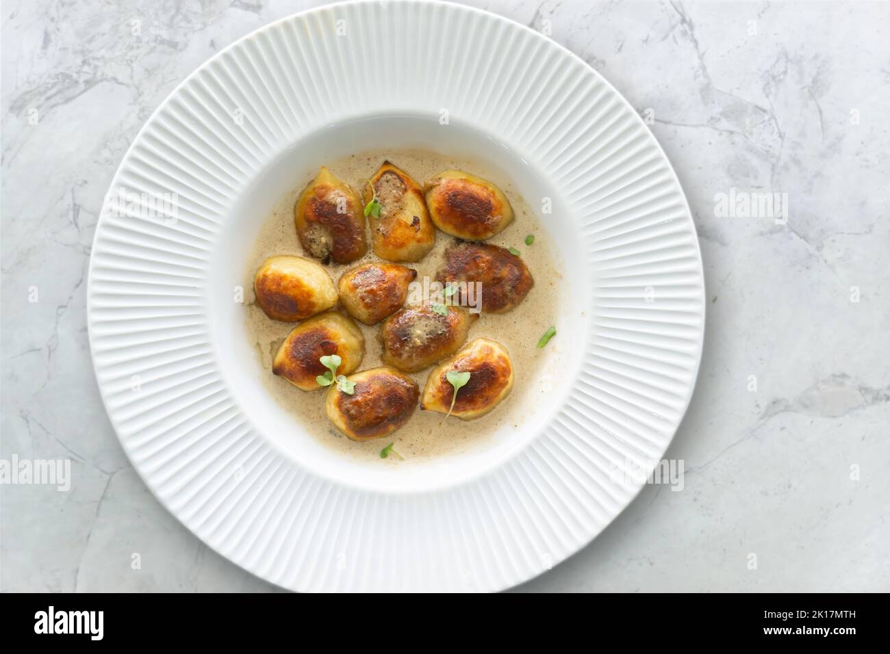 Gnocchi croccanti ripieni di funghi (boletus edulis) con salsa al tartufo Foto Stock