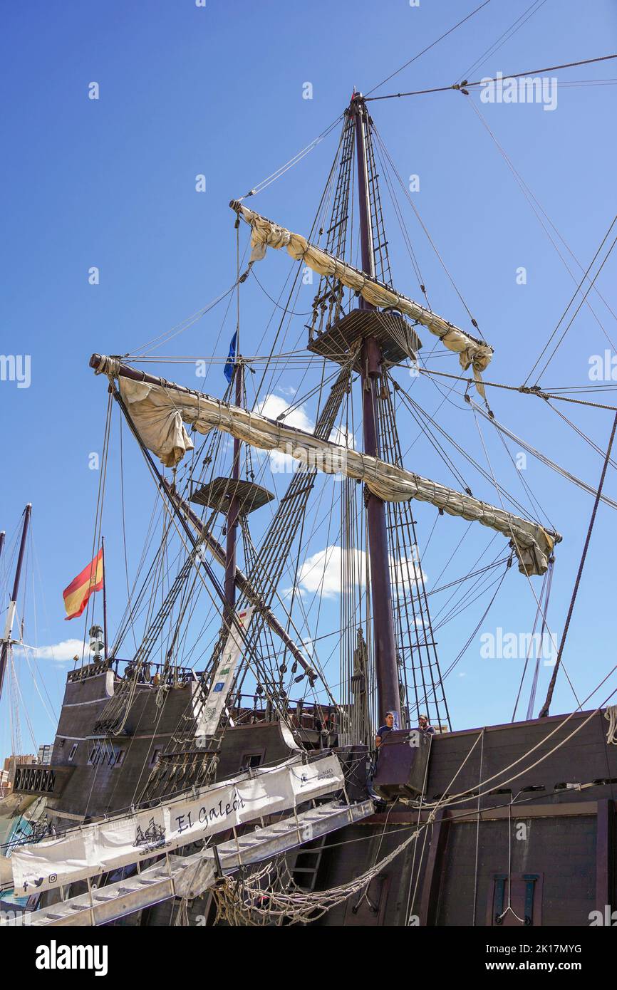 Galeone andaluso, replica a vela di un galeone del 16th-17th ° secolo, ormeggiato nel porto di Malaga, Spagna. Foto Stock