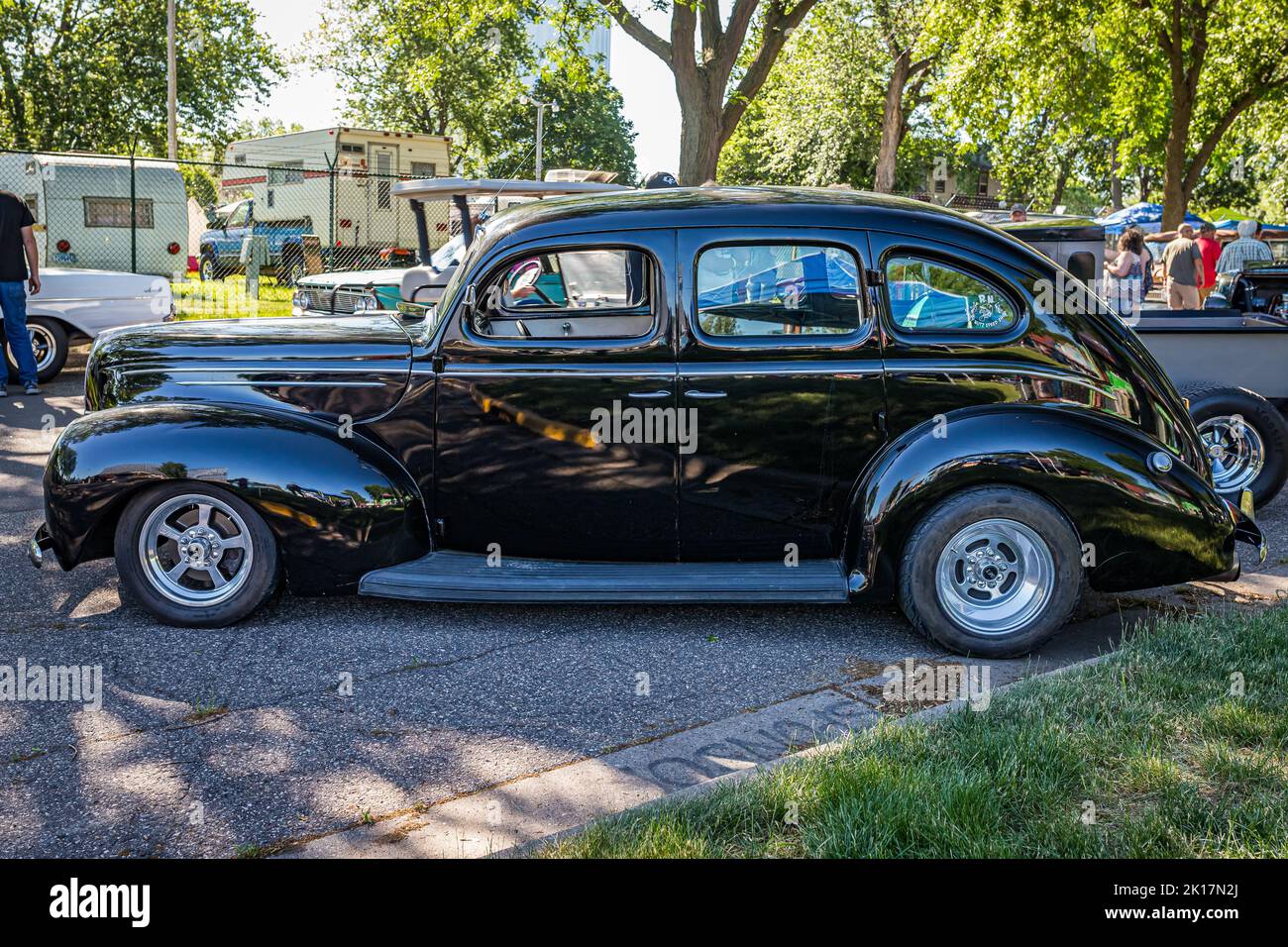 Falcon Heights, Minnesota - 18 giugno 2022: Vista laterale in prospettiva alta di una Ford V8 Deluxe Fordor Sedan del 1939 ad una fiera automobilistica locale. Foto Stock