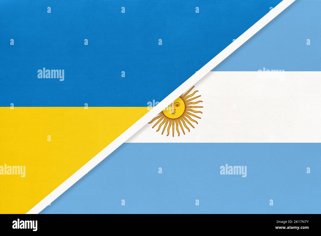 Ucraina e Argentina, simbolo del paese. Bandiere nazionali ucraine vs argentine. Relazioni e partenariato tra due paesi. Foto Stock