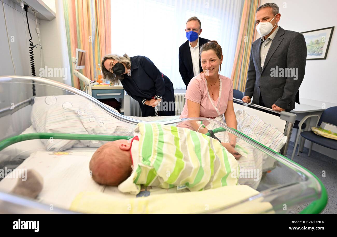 16 settembre 2022, Turingia, Nordhausen: Heike Werner (l-r, Die Linke), Ministro del lavoro, degli affari sociali, della salute delle donne e della famiglia della Turingia, Christian Junge, Presidente dell'Associazione dentale di Stato della Turingia, E Peter Pangert, presidente del consiglio di amministrazione del Landesarbeitsgemeinschaft Jugendzahnpflege Thüringen e.V., visita Anna Kellermann con il suo neonato figlio Louis nel reparto di maternità di Südharz Klinikum Nordhausen. Dall'estate del 2012, ogni neonato ha ricevuto un passaporto dentistico. In questo passaporto, i dentisti documentano tutti i check-up e le misure preventive nel dentista Foto Stock